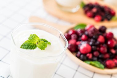 karışık meyveli Yoğurtlu