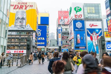 Osaka, Japonya - 19 Kasım 2016: Bir grup insan shopp için yürüyüş