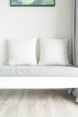 Oturma odasında kanepe dekorasyon güzel yastık 