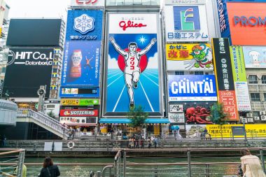 Osaka, Japonya - 19 Kasım 2016: Bir grup insan shopp için yürüyüş