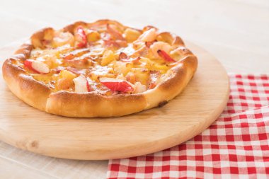 Ev yapımı hawaiian deniz ürünleri pizza