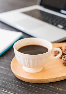 siyah kahve ve laptop ve Not Defteri ile tanımlama