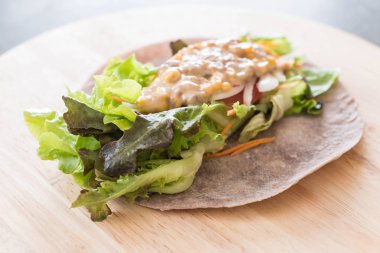 ton balıklı Mısır salata ile salata rulo sarma