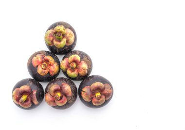 Beyaz üzerine taze mangosteen