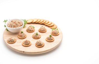 ton balıklı salata kraker ile