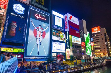 Osaka, Japonya - 19 Kasım 2016: Bir grup insan shopp için yürüyüş