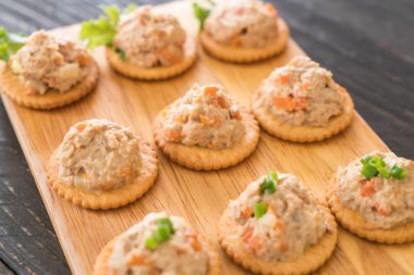 ton balıklı kraker ile yayıldı