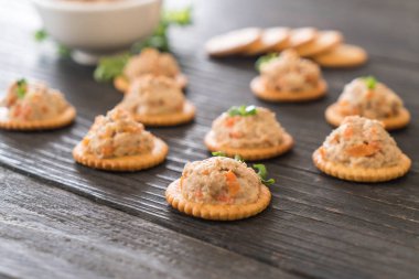 ton balıklı kraker ile yayıldı