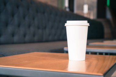 Kahve dükkanında kahve fincanı.