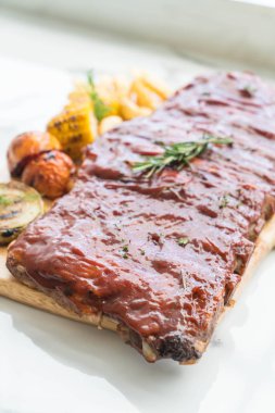 Izgara kaburga domuz Barbekü sosu ve sebze ve benli Cum ile