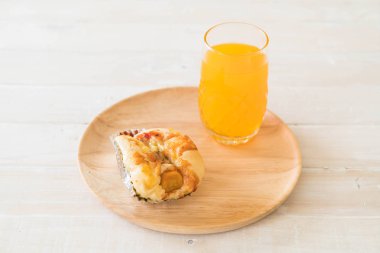 sosis mayonez ekmek ile portakal suyu