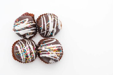 Beyaz süslü çikolata topu