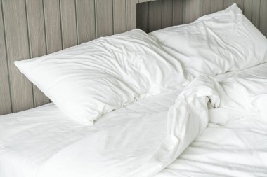 Beyaz dağınık yastık dekorasyonu yatak ile buruşuk yatak 