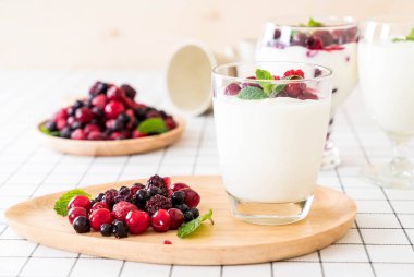 karışık meyveli Yoğurtlu