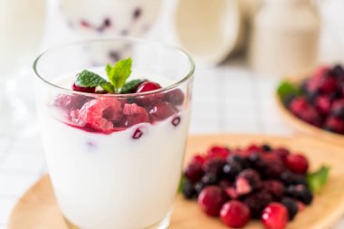 karışık meyveli Yoğurtlu