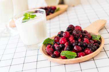 karışık meyveli Yoğurtlu