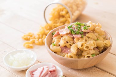 makarna peynir ve jambon