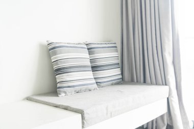 Oturma odasında kanepe dekorasyon güzel yastık 