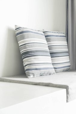 Oturma odasında kanepe dekorasyon güzel yastık 