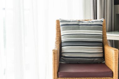 Kanepe oturma Interio dekorasyonda güzel lüks yastık