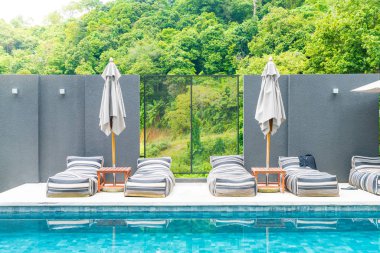 Güzel lüks otel havuzu resort yüzme havuzunda 