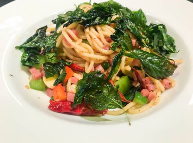 tavada kızartılmış acılı spagetti ham