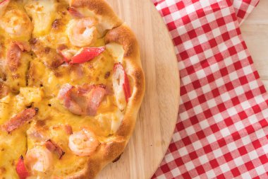 Ev yapımı hawaiian deniz ürünleri pizza