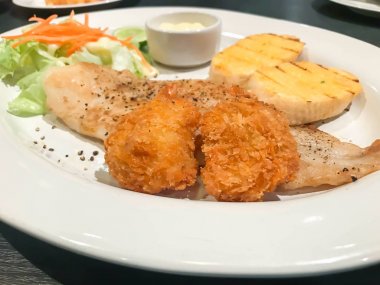 Kızarmış pirzola balık ve karides biftek