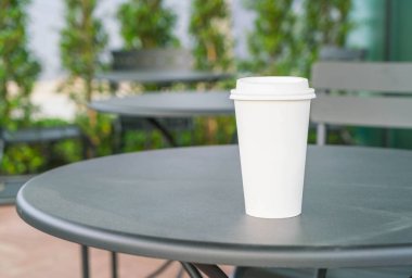 Kahve dükkanında kahve fincanı.