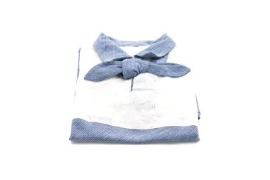 gömlek. beyaz üzerine katlanmış t-shirt 