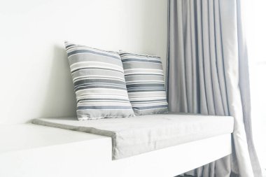 Oturma odasında kanepe dekorasyon güzel yastık 