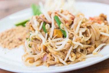 Karides veya karides Keçe Tay ile tavada kızartılmış erişte 