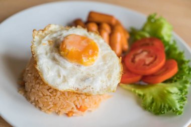 sosis ve kızarmış yumurta ile kızarmış pilav