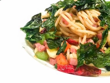 tavada kızartılmış acılı spagetti ham