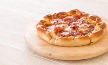 Ev yapımı biberli Pizza ahşap plaka üzerinde