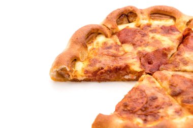 Beyaz zemin üzerine ev yapımı biberli Pizza 