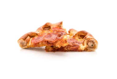 Beyaz zemin üzerine ev yapımı biberli Pizza 