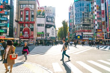 Tokyo, Japonya - 2016 Kasım 17: Shinjuku Tokyo'nın busine biridir