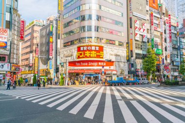 Tokyo, Japonya - 2016 Kasım 17: Shinjuku Tokyo'nın busine biridir