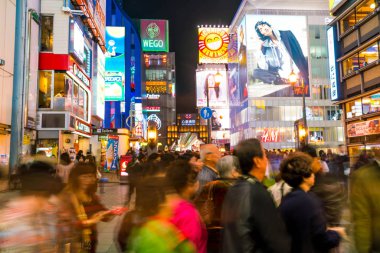 Osaka, Japonya - 19 Kasım 2016: Bir grup insan shopp için yürüyüş
