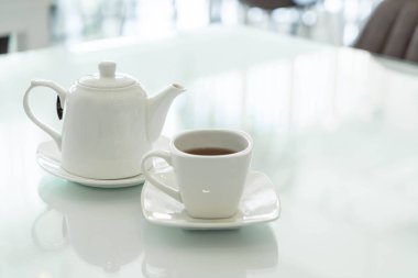 Çay fincanı masanın üstünde.