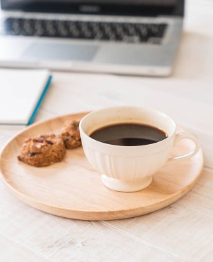 siyah kahve ve laptop ve Not Defteri ile tanımlama