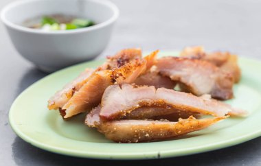 kömür haşlanmış domuz eti boyun