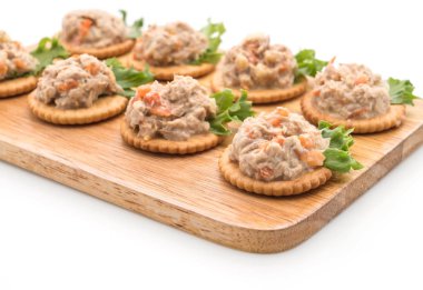 ton balıklı salata kraker ile