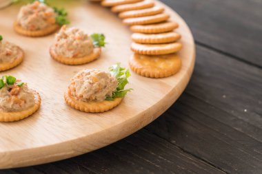 ton balıklı kraker ile yayıldı