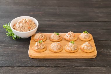 ton balıklı kraker ile yayıldı