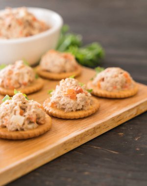 ton balıklı kraker ile yayıldı