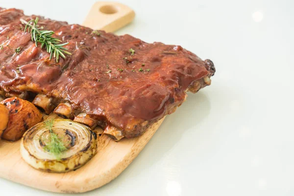 Carne de porco grelhada com molho de churrasco e legumes e frituras — Fotografia de Stock