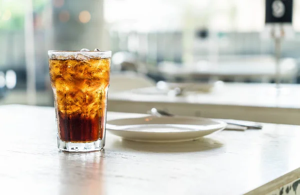 Iced cola op tafel — Stockfoto