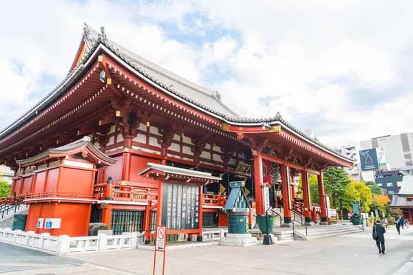 TOKYO-NOV 16: persone affollate al tempio buddista Sensoji a Novem — Foto Stock